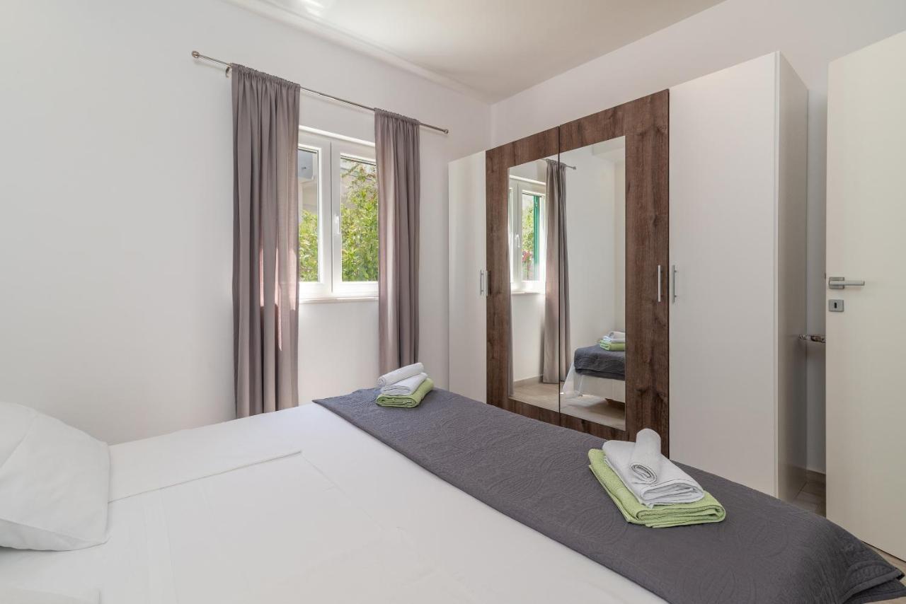 Apartment Ela Trogir Exteriör bild