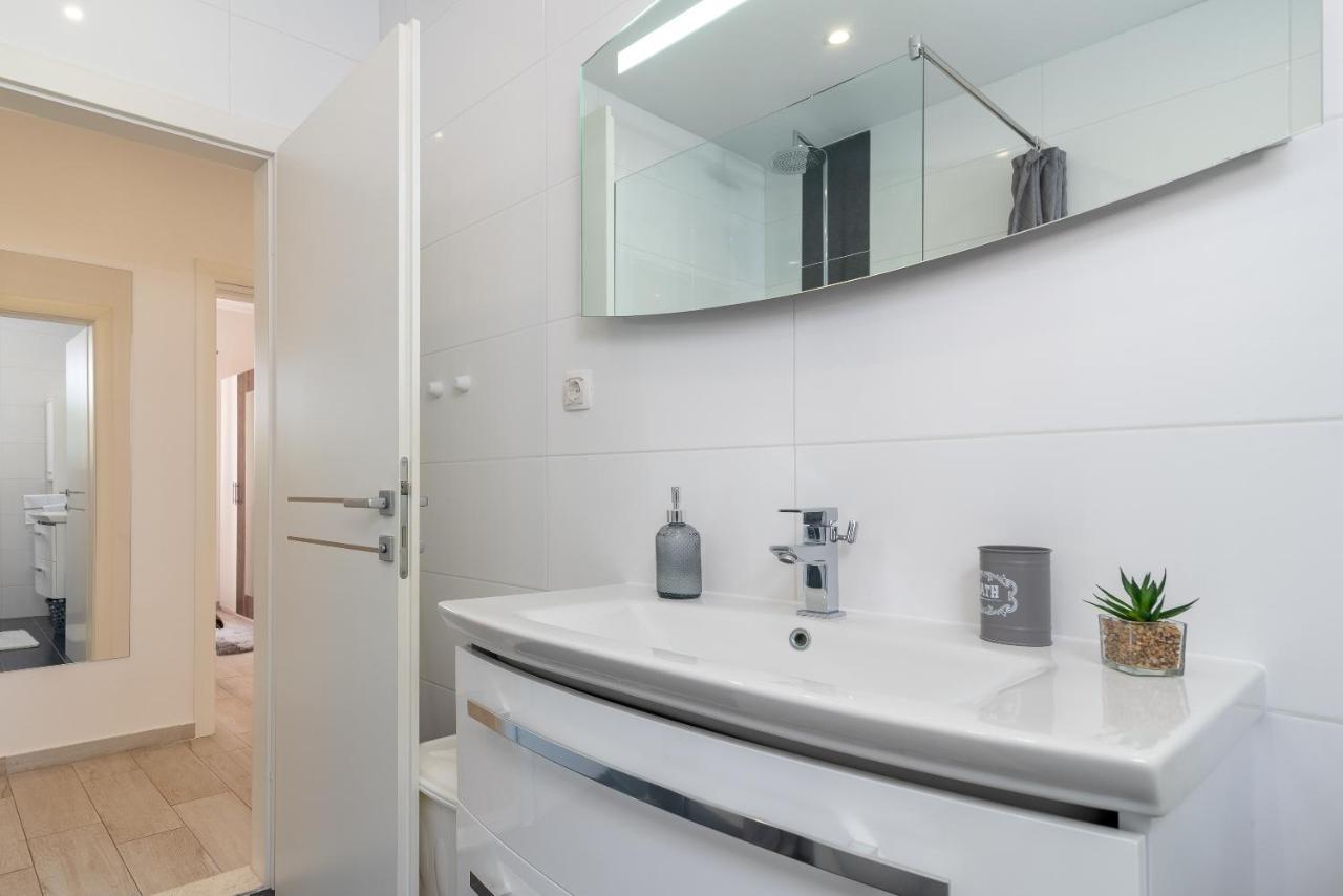 Apartment Ela Trogir Exteriör bild